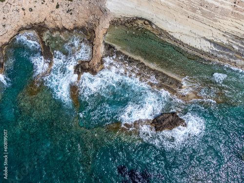Vue de rocher sur les bords la côte dans la région de Paphos à Chypre