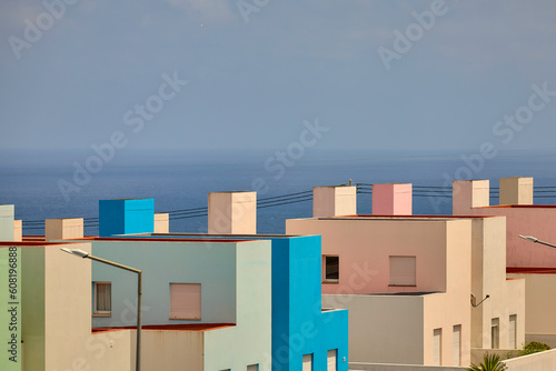 Interessante Architektur - Kantige und Bunte Häuser mit Meer im Hintergrund