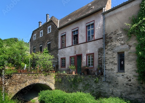 Früherers Gasthaus mit einer Brücke in Pommern an der Mosel