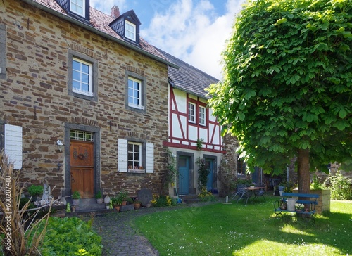 Ein malerischer Bauernhof in Mörz in der Eifel, teilweise in Fachwerk und teilweise in Steinbauweise