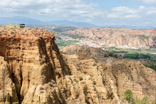 Paisaje desértico con formaciones montañosas de  badlands en el Geoparque de Granada, España © KukiLadrondeGuevara