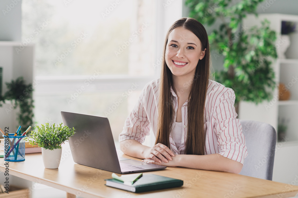 Photo portrait of attractive young woman sitting table working remotely dressed stylish smart casual clothes interior cozy room home office