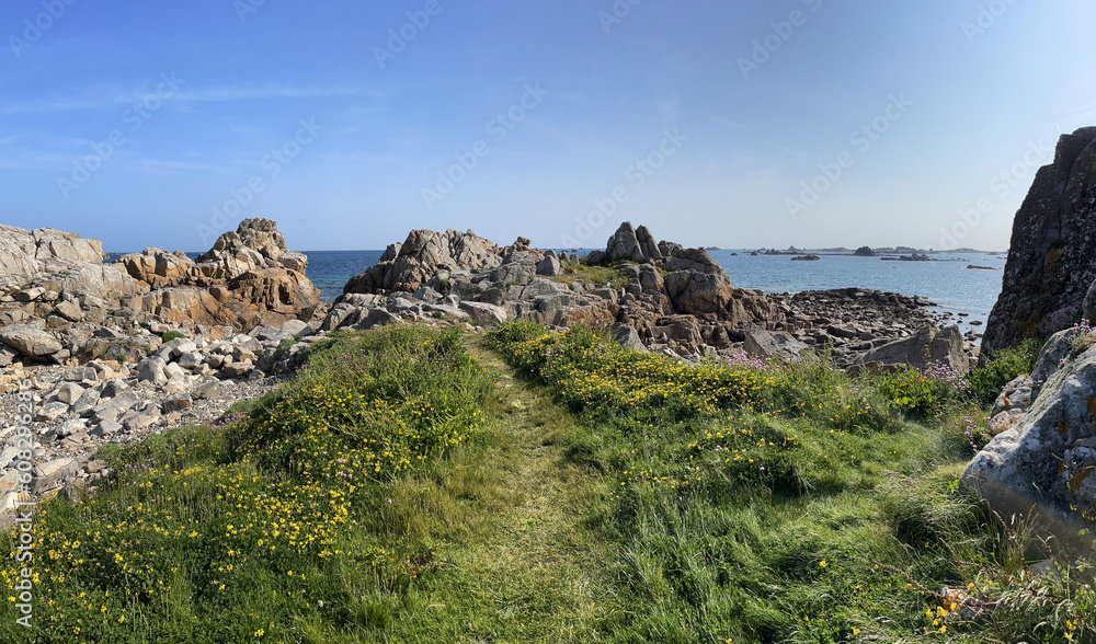 Littoral Côte de Granit Rose et petit chemin