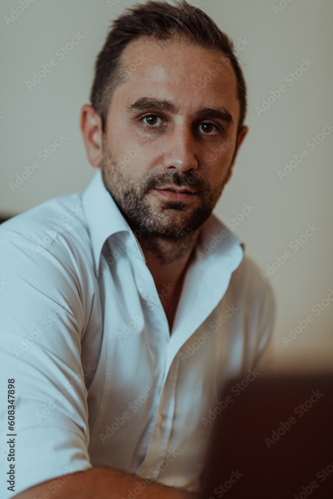 Obraz premium A successful businessman is sitting in his office after a hard day's work
