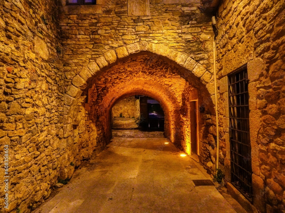 Naklejka premium Peratallada - (nocturna) carrer - Baix Empordà