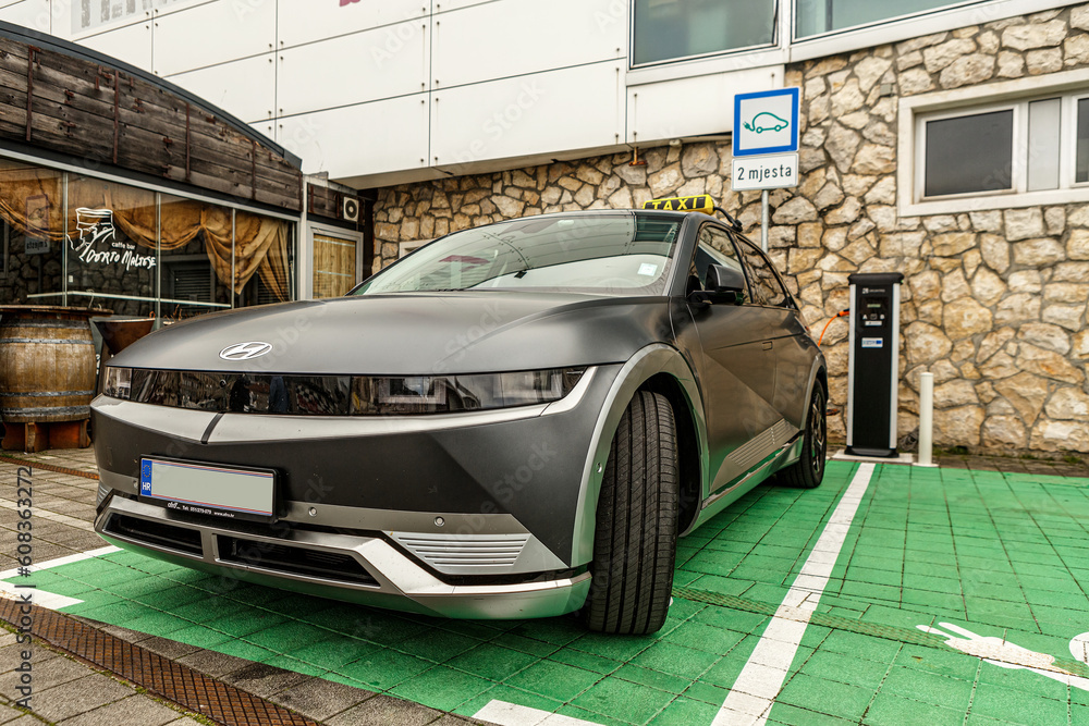Foto de Rijeka, Istria, Croatia - April 04th 2023: A modern Hyundai ...