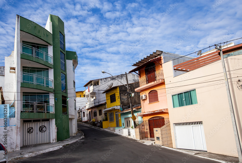 Centro urbano colorido em Ilhéus, Bahia, Brasil em um ensolarado dia de verão. Construções coloridas e de baixa altura na proximidade da praia.