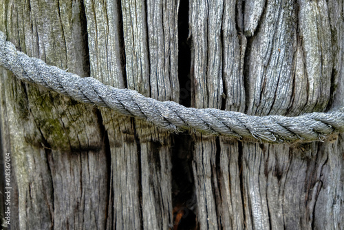 corde sur un vieux poteau de bois