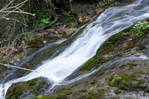 Płynące rzeczka, rozmazany strumień wody © Krystian