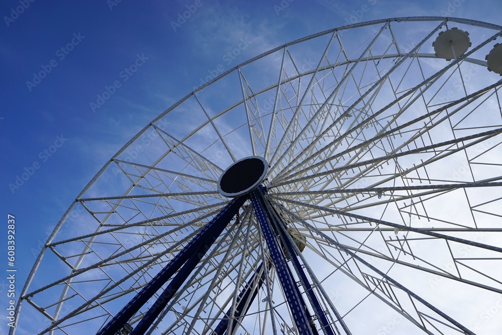Riesenrad vor blauem Himmel bei Sonne am Abend im Frühling Riesenrad vor blauem Himmel bei Sonne am Abend im Frühling