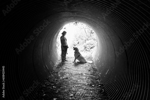 Golden retriever et son maitre dans un tunnel