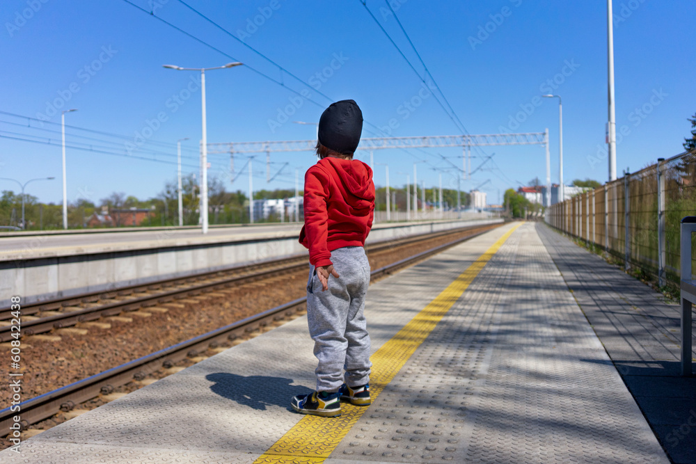 Samotne dziecko na stacji kolejowej - obrazy, fototapety, plakaty 