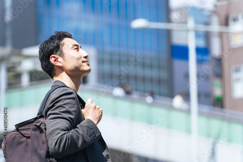 街中に立つ男性 photo