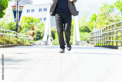 歩道を走る男性