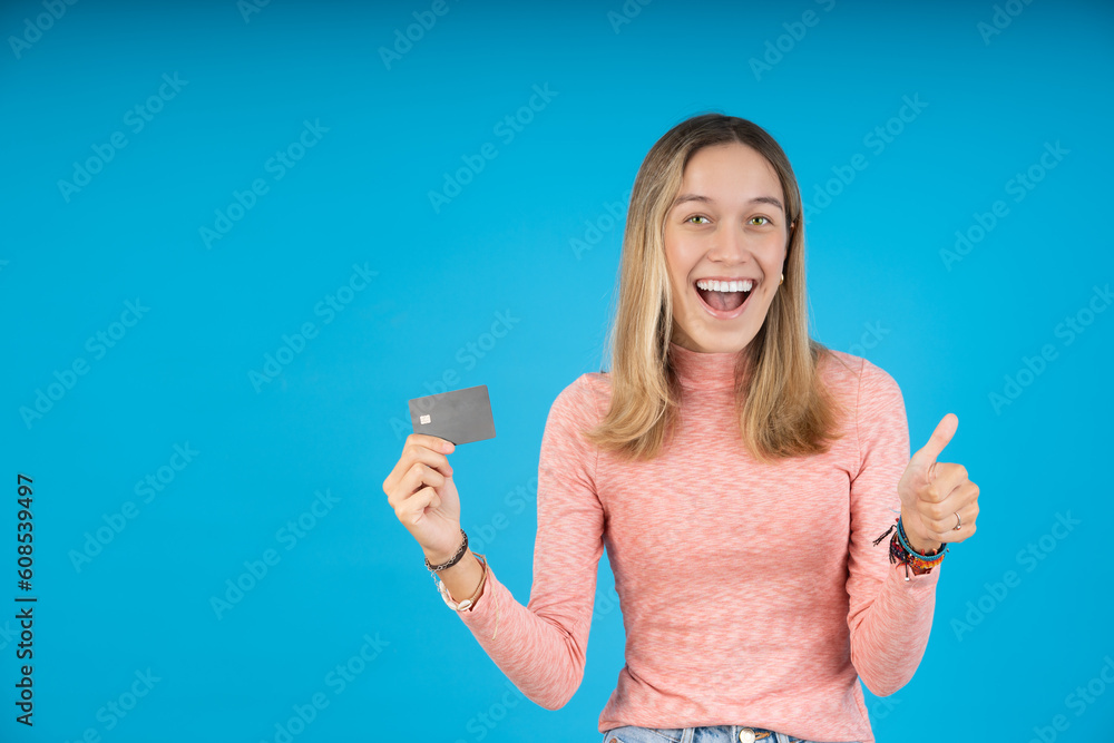 Obraz premium Young woman happy with her first credit card