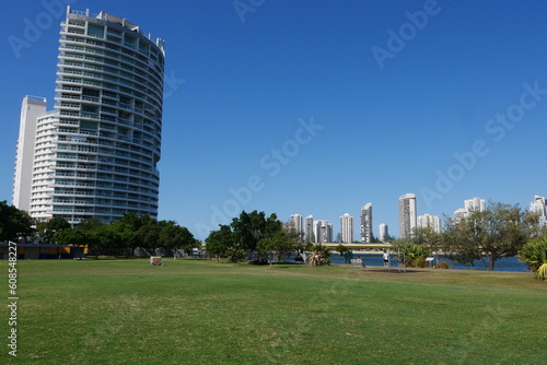 Grünanlage und Hochhäuser Gold Coast 