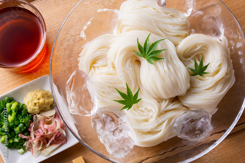 ガラスの器に盛った冷たいそうめん