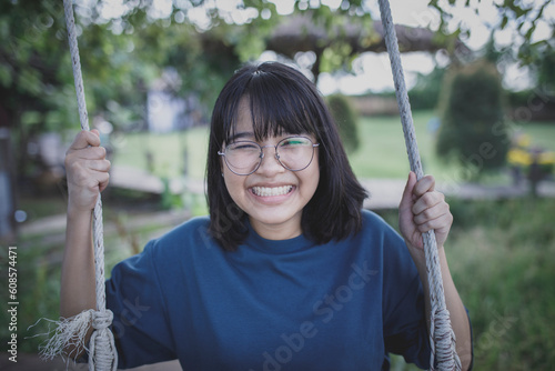 Fotografía asian teenager toothy smiling with happiness face in kid park