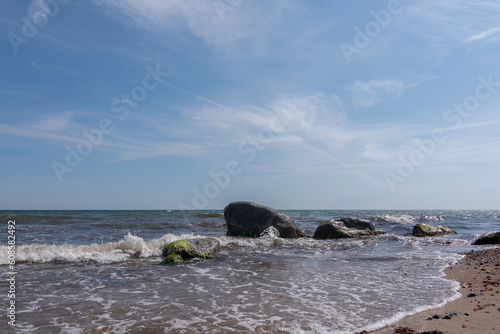 Felsiger Strand an der Ostsee auf Fehmarn.
