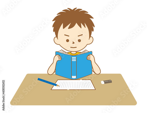 宿題のために本を読む男の子