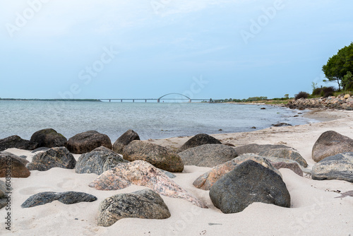 Ostseestrand mit Fehmarnsundbrücke im Hintergrund. photo