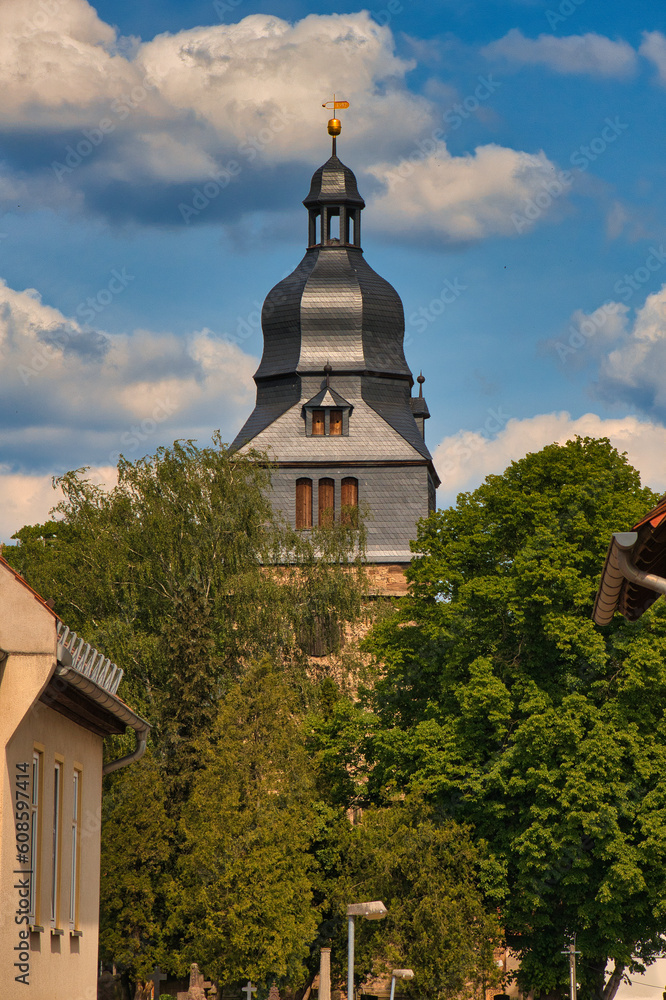 Blick auf den Kirchturm der Evangelische Kirche St. Marien in Orlamünde, Thüringen, Deutschland