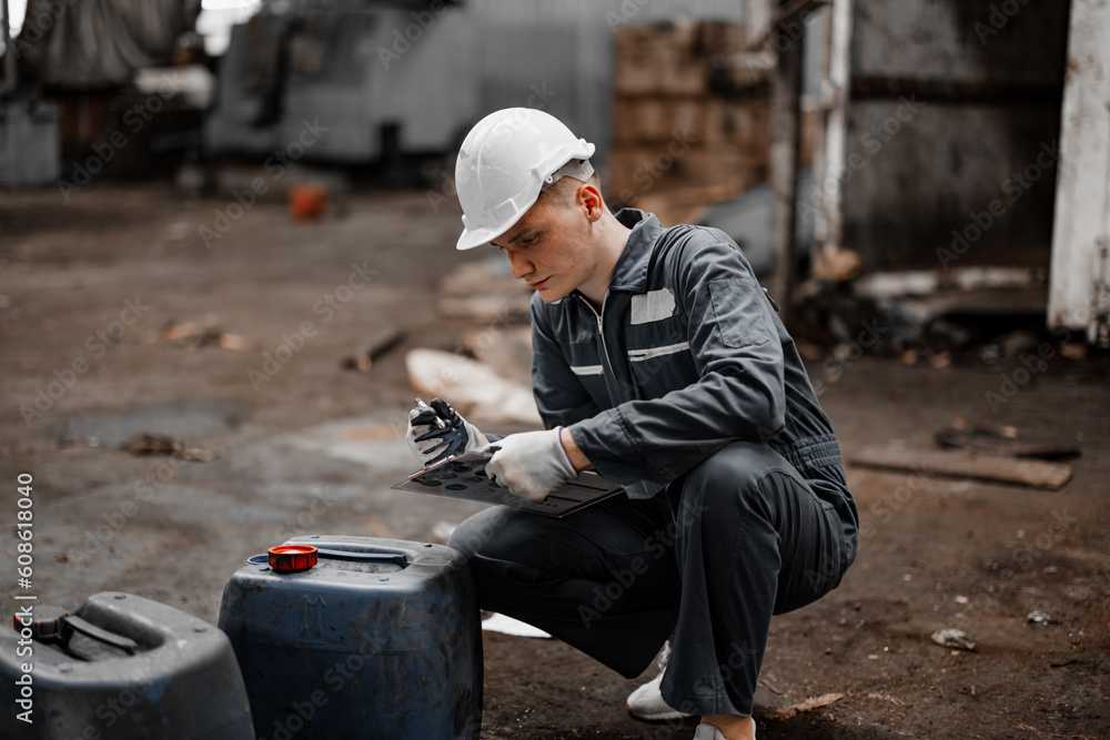 Foto de Industrial waste inspector examines the correct storage of