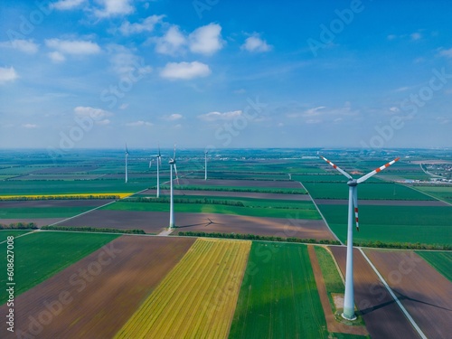 Windkraftanlagen mit Rapsfeld von oben © romanple