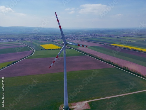 Windkraftanlagen mit Rapsfeld von oben