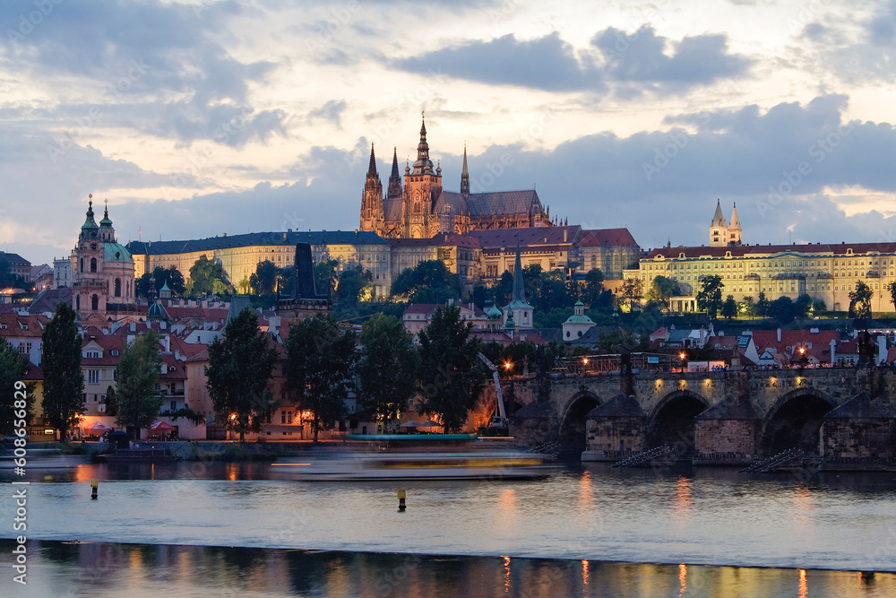 Fototapeta premium Karlsbrücke mit Prager Burg, Hradschin, Prag, Tschechische Republik