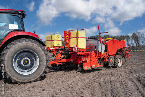 Wenden einer modernen Kartoffellegemaschine auf einen Feld. photo