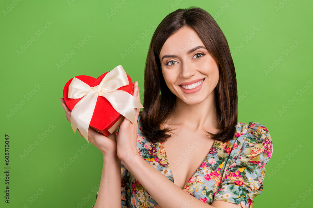 Photo portrait of young charming girl brown hair receive gift box surprise from her valentine boyfriend isolated on green color background Photo portrait of young charming girl brown hair receive gift box surprise from her valentine boyfriend isolated on green color background