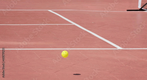Εκτύπωση καμβά bouncing ball on a red pickleball court with the kitchen in background horizonta
