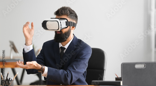 Businessman with virtual re...