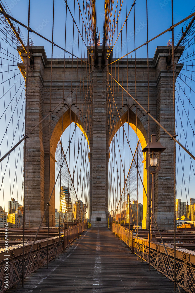 Fototapeta premium The Brooklyn bridge early in the morning dawn.