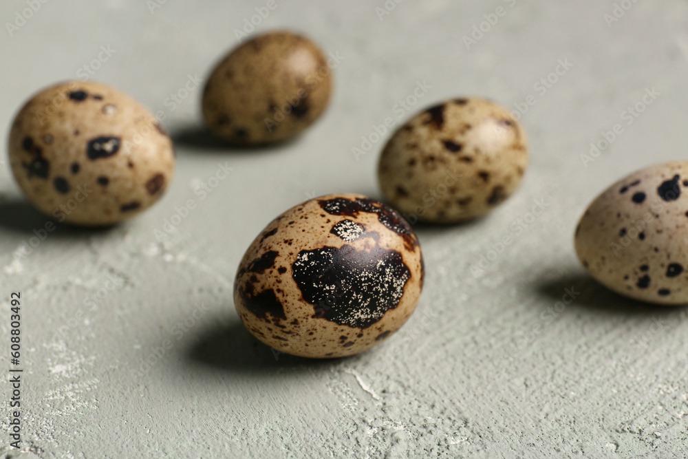 Obraz premium Fresh quail eggs on light background
