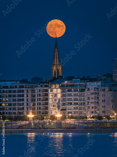 Luna llena sobre Donostia San Sebastián