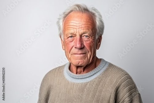 Obraz na płótnie Portrait of an elderly man with grey hair on a white background w salonie