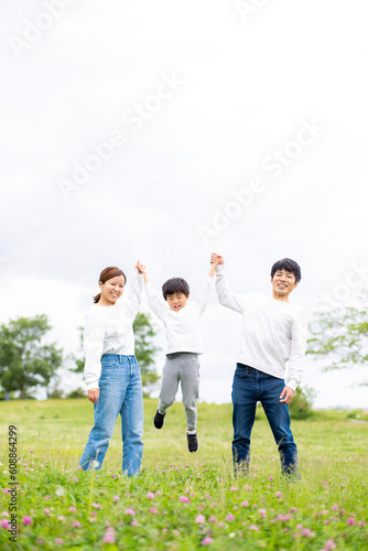 若い日本人家族のポートレート、新緑の季節の公園で撮影