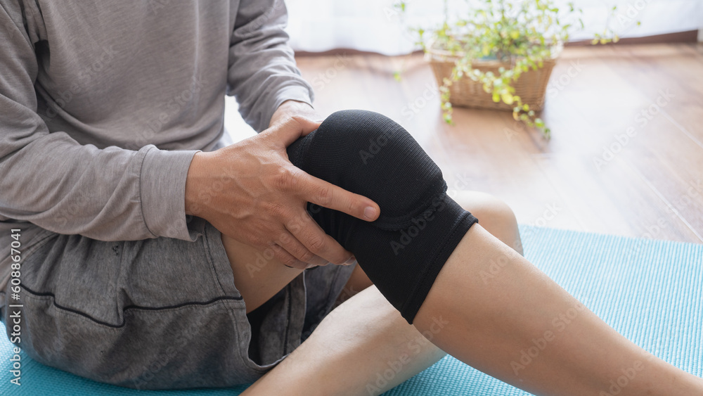 膝サポーターをする膝が痛む男性｜関節痛イメージ