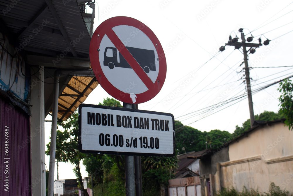a no-trough truck sign was posted at an intersection leading to a small road