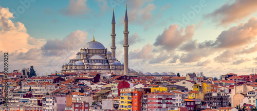 Canvas Print Suleymaniye mosque with colorful residential house area in Istanbul with blue sky background, Turkey, Istanbul Mosque Suleymaniye minaret with colorful house, Beautiful view Istanbul, Turkiye