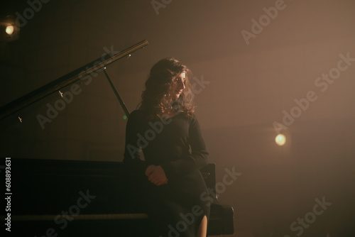 Canvas Print The woman plays the piano