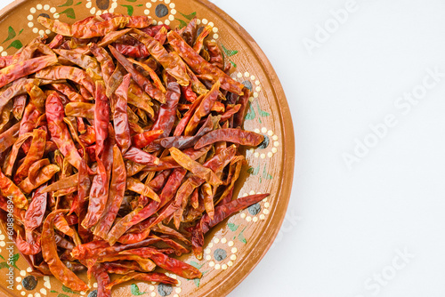 白背景のメキシコの唐辛子　チレ・デ・アルボル　コピースペースあり　Mexican Chile de árbol on white background with copy space photo