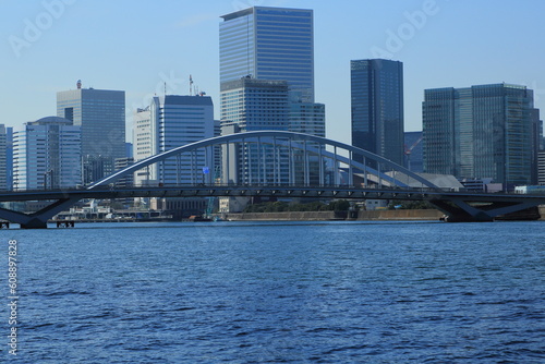 隅田川に架かる築地大橋と高層ビル群
