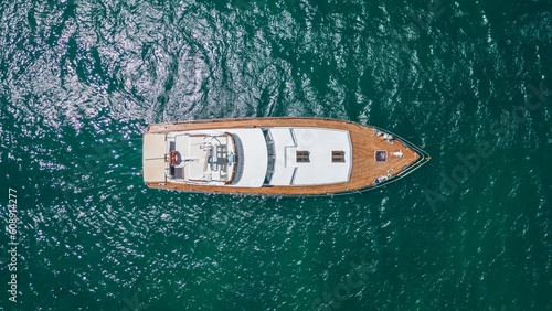 Obraz na płótnie Aerial view on a luxury yacht on the sea. w salonie
