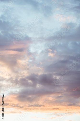 Magnifique coucher de soleil avec des nuages rose - Ciel de fin d'après-midi