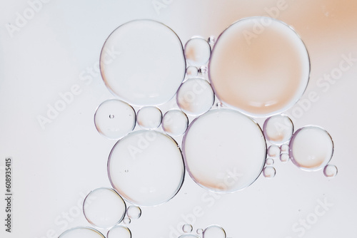 Arrière plan abstrait bulles - Huile dans de l'eau sur un fond flou multicolore