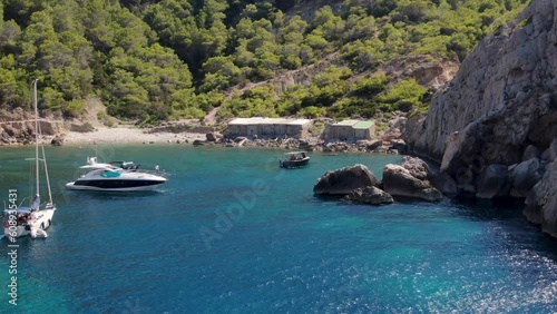 Ibiza Cala Es Portitxol, playa recóndita y espectacular a vista de Drone