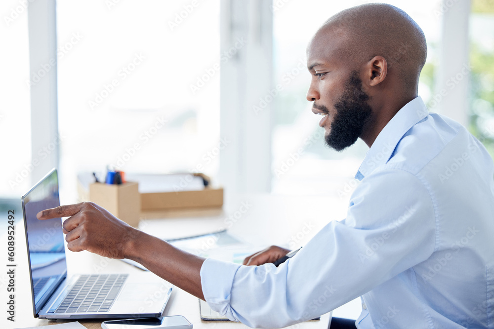 Obraz premium Business, research and man with laptop, pointing to screen and connection with network, online reading and website information. Male person, consultant and agent with a pc, technology and planning